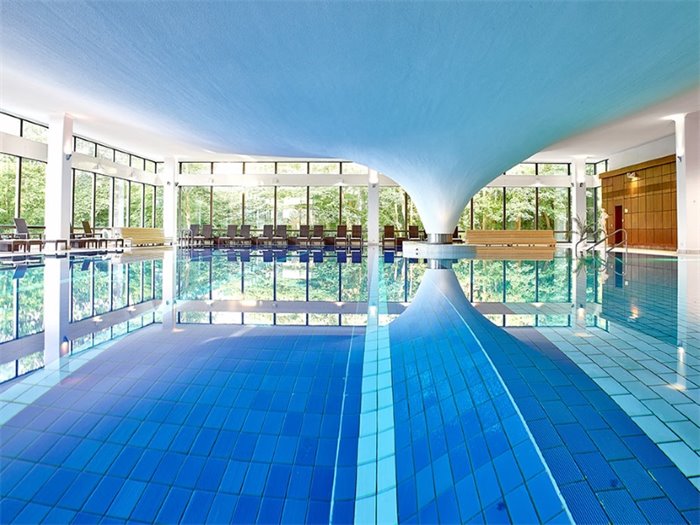 Schwimmbad im RÜLAX Beauty & Spa